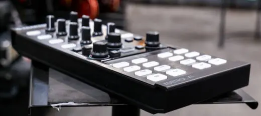 Native Instruments - Traktor Kontrol X1 MKII DJ Controller 2